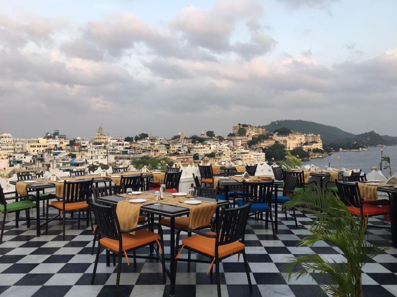 Karohi Haveli - A Heritage Hotel Udaipur Buitenkant foto